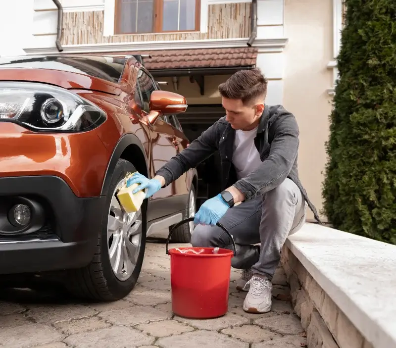 Lavage auto à domicile Théméricourt : professionnel intervenant sur un véhicule
